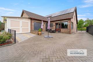 Bezoeken ter plaatse worden ingepland via e-mail: bart@vastgoedvalkenborgh.be <br /><br /><span>Gelegen aan de rustige Korenmolenweg 53 in het groene Zonhoven, bevindt zich deze uitstekend onderhouden woning op een absolute toplocatie, vlakbij natuurgebied De Teut én op korte afstand van het centrum van Zonhoven. Dankzij de vlotte bereikbaarheid combineert deze eigendom rust, natuur en comfort met alle dagelijkse voorzieningen binnen handbereik.</span><br />Deze ruime woning uit 1987 werd steeds met de grootste zorg onderhouden en is volledig instapklaar. Met haar royale woonoppervlakte, praktische indeling en tal van kwalitatieve extra’s vormt dit de ideale thuis voor (grotere) gezinnen of wie op zoek is naar comfortabel wonen met veel ruimte.<br /><br />Indeling: Gelijkvloers: inkom, leefruimte, keuken, veranda, bergruimte, slaapkamer één, slaapkamer twee met ingebouwde dressing, slaapkamer drie, badkamer, gastentoilet, sas en garage met sectionale poort. Via deze garage is er nog een toegankelijke ruime stockageruimte op verdiep waar de technische ruimte is voorzien.<br />1e Verdieping: ruime ingerichte zolder toegankelijke trap, overloop en twee zeer ruime slaapkamers waar er een infraroodcabine werd geïnstalleerd.<br />Kelder met veel opslagruimte aanwezig. <br /><br />Comfort: Deze woning van 1987 is in zeer goede staat van onderhoud en volledig instapklaar. De keuken is voorzien van een inbouwoven, inductiekookplaat , spoelbak en het werkblad is van graniet. De badkamer  is ingericht met een dubbele lavabo in massief graniet en een ruime inloopdouche, eveneens in massief graniet. In de bergruimte is er een aansluiting voor wasmachine, droogkast en afwasmachine. Alle binnendeuren zijn van eik.<br /><br />Tuin: zeer mooie onderhouden tuin met geautomatiseerde sproeinstallatie, overdekt terras met zonneluifel, tuinhuis met berg-en loungeruimte (inclusief geautomatiseerde screen), ruime extra garage met sectionale poort. De tuin is zuid georiënteerd en volledig omheind. Leuk vertoeven dus waar je in alle comfort en rust kan genieten van volledige privacy.<br /><br />Energie: 28 zonnepanelen van 250 WP/paneel met overdraagbare groenestroomcertificaten tot 2032 (230 € per certificaat), thuisbatterij van 15 KW, houten Meranti ramen met dubbel glas en overal rolluiken aanwezig. Ventilo-convectoren op gelijkvloers en radiatoren boven. Verwarming op stookolie. Boiler van 150 liter en reserveboiler met hetzelfde volume. Houtkachel in de leefruimte. Dak is geïsoleerd.<br />EPC-score: 243kWh/m². <br /><br />Ruime parkeergelegenheden voorzien voor meerdere voertuigen.<br /><br />Bewoonbare opp.: 213m².<br />Perceel opp.: 8a76ca.<br />KI: 1.157 €<br />Vraagprijs: 525.000 €<br />Meer informatie via kantoor op 0475/555903 of bart@vastgoedvalkenborgh.be<br /> <br /><br /> 