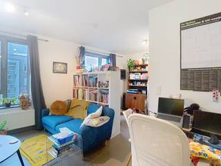 <p>Cet appartement à Herent bénéficie d’une bonne situation à proximité de la gare et constitue une solution agréable pour celles et ceux qui recherchent un logement confortable et facilement accessible. L’appartement dispose de 1 chambre, 1 salle de bains, une toilette séparée pour les invités ainsi qu’une place de parking dans un garage souterrain. La pièce de vie lumineuse avec cuisine ouverte complète cet ensemble de manière harmonieuse.</p><p>À votre arrivée, vous découvrez un hall d’entrée qui dessert les différentes pièces et comprend une toilette séparée pour les invités. Le hall mène ensuite vers la pièce de vie, baignée de lumière naturelle et offrant un espace agréable au quotidien. La cuisine ouverte s’intègre naturellement à la pièce de vie et crée un environnement convivial, adapté aussi bien aux moments de détente qu’à la vie quotidienne.</p><p>L’appartement comprend 1 chambre et 1 salle de bains. L’agencement est fonctionnel et offre un cadre agréable pour une personne seule ou un couple à la recherche d’un appartement à Herent. La présence d’une place de parking dans le garage souterrain constitue un avantage appréciable et vous permet de disposer d’une solution de stationnement pratique.</p><p>La situation représente également un véritable atout. L’appartement se trouve à Herent, à proximité de la gare, ce qui facilite les déplacements en transports en commun. Cette localisation permet également de rejoindre aisément les communes et villes environnantes. Elle conviendra particulièrement à ceux qui souhaitent profiter d’un logement bien situé tout en gardant une mobilité aisée au quotidien.</p><p>L’appartement est proposé à un loyer de 825 euros par mois, avec une provision de 45 euros par mois pour les charges communes. Vous recherchez un appartement 1 chambre à louer à Herent, à proximité de la gare, avec une place de parking souterraine ? Contactez-nous pour obtenir davantage d’informations et découvrir ce logement.</p>