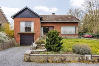 <p><span>Welkom in Schaffen (Diest), waar rust en bereikbaarheid perfect samenkomen. </span></p><p><span> </span></p><p><span>Op Postbaan 121 wacht deze verzorgde split-level woning op nieuwe bewoners die houden van ruimte, een praktische indeling en vooral: een thuis die klopt vanaf het eerste gevoel.<br /><br />Dankzij de vlotte verbinding met Diest-centrum, scholen, winkels en belangrijke invalswegen is dit een locatie die het dagelijkse leven nét dat tikkeltje makkelijker maakt. </span></p><p><span> </span></p><p><span>Of u nu pendelt, graag dichtbij alles woont of simpelweg een strategische uitvalsbasis zoekt in een groene omgeving: hier zit u goed.<br /><br />Binnenin verrast de woning met haar typische split-level charme: verschillende niveaus zorgen voor een aangename dynamiek tussen wonen, slapen en bergruimte. </span></p><p><span>De leefruimtes voelen open en licht aan, met voldoende plaats om gezellig te tafelen, te ontspannen en uw eigen interieurstijl tot leven te brengen. </span></p><p><span>De keuken sluit logisch aan op het geheel en biedt een solide basis om verder te personaliseren.<br /><br />Op het slaapniveau bevinden zich drie ruime slaapkamers: ideaal voor een gezin, een thuiskantoor, hobbyruimte of logeerkamer. Ook wie graag “een kamer extra” heeft, zal hier meteen de mogelijkheden zien.<br /><br />Een absolute meerwaarde is de ondergrondse inpandige garage, die niet alleen uw wagen veilig en droog houdt, maar ook extra comfort biedt voor fietsen, gereedschap of stockage. Daarnaast beschikt de woning over ruime kelders: perfect voor voorraad, wasruimte, hobby’s of extra bergruimte—een luxe die u elke dag opnieuw apprecieert.<br /><br />Elektriciteit is conform. Bovendien werd het eerdere vochtprobleem in de kelder en in de living grondig aangepakt: de verkoper liet dit professioneel oplossen door Murprotec, inclusief de nodige garanties. Dat betekent voor u: met een gerust hart starten, zonder zorgen waar u net géén zin in hebt.</span></p><p><span> </span></p><p><span>Deze woning vergt wel een aantal grotere werken ( zie label D inzake EPC, het dak bevat asbest ). Deze investeringen zijn echter te spreiden ( 6 jaar voor energiegerelateerde werken en tegen 2034 dient het dak gerenoveerd te worden ). In de prijszetting werd hiermee rekening gehouden. </span></p><p><span> </span></p><p><span>Kortom: een degelijk en praktisch huis op een uitstekende ligging, met ruimte op de juiste plaatsen en extra’s die het verschil maken. </span></p><p><span>Interesse? Neem contact op met Immo Diest </span></p><p><span>op 013 31 25 22 of <span>info@immodiest.be</span></span><span> </span></p>