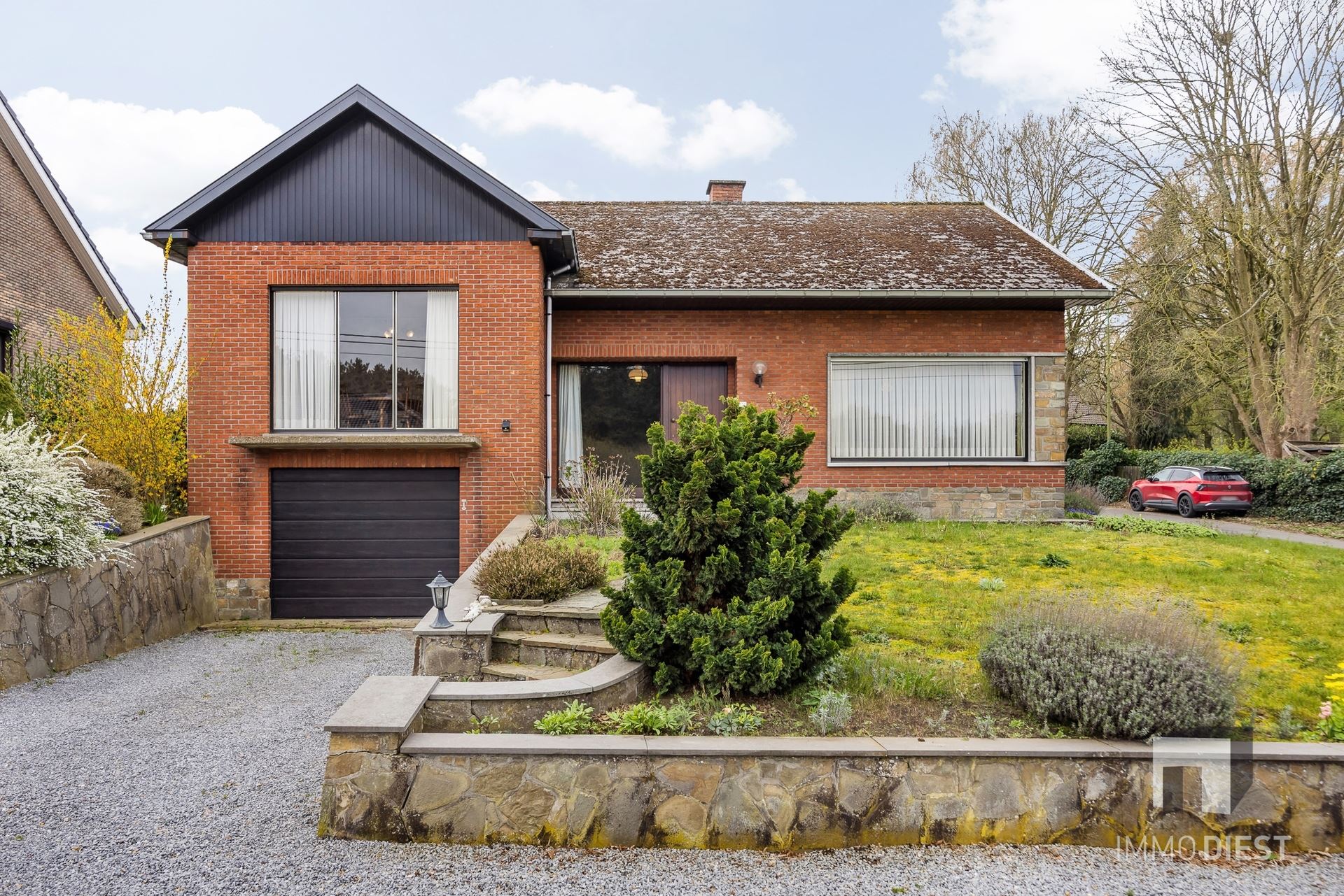 Op te knappen betaalbare split-level woning te Schaffen, kort bij de Bossen van Hees - foto 3