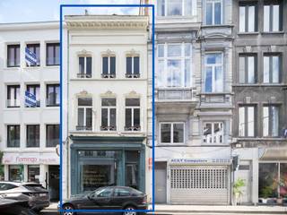 <span><span><span><span><span><span><span><span><span><span>Karaktervol handelspand ingericht als restaurant met een duplex 2-slaapkamer appartement.</span></span></span></span></span></span></span></span></span></span><br /><span><span><span><span><span><span><span><span><span><span> </span></span></span></span></span></span></span></span></span></span><br /><span><span><span><span><span><span><span><span><span><span>Dit authentieke handelspand bevindt zich in een bruisende buurt waar horeca, design en lifestyle samenkomen. De centrale ligging en de uitstekende bereikbaarheid maken van deze locatie een bijzonder plek in de stad. </span></span></span></span></span></span></span></span></span></span><br /><span><span><span><span><span><span><span><span><span><span> </span></span></span></span></span></span></span></span></span></span><br /><span><span><span><span><span><span><span><span><span><span>Het restaurant met volledig ingerichte keuken beslaat de gelijkvloerse en eerste verdieping en is bijzonder smaakvol en hoogwaardig afgewerkt. Voorin bevindt zich de bar en aperitiefruimte, ondergebracht in een voormalige slagerij waar authentieke elementen zoals originele wandtegels, rekken, vleeshaken en een oude koelkast bewaard zijn gebleven. Centraal ligt de eetzaal, met plaats voor ongeveer 30 gasten. Achteraan vinden we de keuken en koer met koelcel terug. <br /><br />Op de eerste verdieping van het hoofdgebouw (vooraan) bevinden zich het sanitair en een ruime vergaderzaal, die ook kan worden ingericht als private diningruimte. In het bijgebouw (achteraan) zijn op de eerste en tweede verdieping een douchekamer, toilet en extra opslagruimte / bureauruimte voorzien.</span></span></span></span></span></span></span></span></span></span><br /><span><span><span><span><span><span><span><span><span><span> </span></span></span></span></span></span></span></span></span></span><br /><span><span><span><span><span><span><span><span><span><span>Op de bovenverdiepingen van het hoofdgebouw bevindt zich een duplexappartement met twee slaapkamers, doordrenkt van karakter en vol charme.</span></span></span></span></span></span></span></span></span></span><br /><span><span><span><span><span><span><span><span><span><span> </span></span></span></span></span></span></span></span></span></span><br />Aanvullende troeven zijn de twee ruime, functionele kelders, evenals de recent geïnstalleerde warmtepomp en het akoestische plafond in het restaurant, die zowel comfort als functionaliteit verhogen.<br /><br /><span><span><span><span><span><span><span><span><span><span>Dit pand heeft een verhuurwaarde van €3.750 per maand. </span></span></span></span></span></span></span></span></span></span>