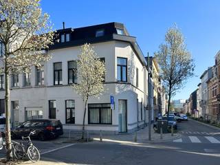 Ben je op zoek naar een leuke starterswoning? Dan is deze woning misschien wel iets voor jou. Ze werd in 2023 volledig gerenoveerd met stijlvolle en kwalitatieve materialen én beschikt over zonnepanelen.<br />De ligging te Oud-Berchem is charmant, erg centraal, en toch rustig. Koffiebarretjes en hippe eetplekken bevinden zich op wandelafstand, evenals het station van Berchem, De Villegaspark, Brialmontpark, loopparcours Wolvenberg, etc.<br /><br />Daar het een hoekwoning betreft geniet ze erg veel lichtinval. Elke ruimte biedt dan ook een aangenaam ruimtegevoel. De hoge plafondhoogtes accentueren dit eveneens.<br /><br />Bij het betreden van de woning vinden we op de linkerzijde de leefruimte en aan de rechterzijde een aangename leefkeuken, grenzend aan een stadskoer.<br />Leuk om weten is dat deze stadskoer tevens een rechtstreekse toegang heeft naar de straat. Mocht je een fiets willen binnen zetten kan dat bijgevolg steeds.<br />De keuken werd op maat gemaakt in eik fineer. Ze is voorzien van een strak wit composieten werkblad, een kraan in messing , stijlvolle grote witte lavabo in onderbouw, <br />Verder is de keuken volledig voorzien van alle toestellen (vaatwasser, hete luchtoven, besteklade, koelkast, vriezer, alsook dampkap).<br /><br />We zetten onze verkenning verder: Via de authentieke gezandstraalde trap, bereikt u de eerste verdieping.<br />Op dit niveau treffen we de ruime badkamer die werd ingericht met een ligbad, riante inloopdouche alsook een stijlvol lavabomeubel met grote spiegel voorzien van verlichting.<br />Verder beschikt deze etage over een praktische (was)berging, een apart toilet met handenwasser alsook een eerste ruime slaapkamer.<br />Op de tweede verdieping bevinden zich nog twee bijkomende, en tevens ruime, slaapkamers.<br />Voor een starterswoning kan dit bijgevolg tellen.<br /><br />Indien je nog op zoek bent naar extra bergruimte in deze functionele woning is er goed nieuws: de woning is onderkelderd!<br /><br />De woning wordt heden ingericht verhuurd op korte termijn basis. Na aftrek van alle beheerskosten, btw en poetsen heeft deze woning een gemiddelde huurinkomst van € 1.800/ maand gedurende het laatste jaar. Mogelijkheid tot overname van de inrichting.<br /><br />We sommen enkele pluspunten op:<br />+ Volledig gerenoveerde woning (dak vernieuwd + geïsoleerd conform de norm, nieuwe ramen ...)<br />+ Conforme elektriciteit<br />+ Conforme gaskeuring<br />+ Blanco asbestkeuring<br />+ Zonnepanelen<br />+ 3 ruime slaapkamers<br />+ Authentieke elementen<br />+ Grote kelder<br />+ Leuke stadskoer<br />+ AAA ligging te Oud-Berchem<br /><br />Is je interesse gewekt? Plan gerust je bezoek in. Mail naar info@vbvastgoed.be of beter nog, bel ons op het nummer 03 337 50 70.<br />We staan je met plezier te woord.