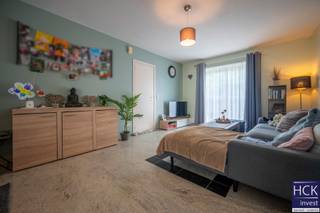 <strong>De ligging</strong><br />Dit<strong> instapklare appartement </strong>(bouwjaar 2003) is uitstekend gelegen in Nazareth, op <strong>wandelafstand van het centrum</strong> dewelke voorzien is van allerhande winkels en horeca alsook het openbaar vervoer. Dankzij de nabijheid van diverse verbindingswegen zijn de omliggende centra (Deinze, Waregem, Zulte, Gavere, De Pinte, Kruisem...) allen vlot te bereiken. Het appartement is gelegen op het <strong>eerste verdiep</strong> van een stijlvolle residentie. Een <strong>ruime garagebox</strong> is inbegrepen in de huurprijs!<br />   <br /><strong>De indeling</strong><br />Inkom - <strong>ruime leefruimte</strong> met balkon en open keuken - aparte berging met aansluiting voor wasmachine - nachthal - slaapkamer - badkamer met douche, lavabomeubel en toilet - afzonderlijk gastentoilet;<br />Ruime garagebox (19 m²) inbegrepen in de huurprijs.  <br />   <br /><strong>Kenmerken</strong><br />- bewoonbare oppervlakte: 76 m²<br />- <strong>lift aanwezig in het gebouw</strong>  <br />- EPC: 239 kWh/m² jaar - C-label<br /><br /><strong>Troeven</strong><br />- instapklaar!!<br />- centrale ligging!!<br />- <strong>kleinschalige residentie!!</strong><br /><span>- garage inbegrepen!!</span><br /><span>   </span><br /><span>Gemeen. kosten: € 45,00 / maand</span><br /><br /><span>Beschikbaarheid: onmiddellijk / otk</span><br />   <br />Voor meer info of een bezoek contacteer reageer via het contactformulier of stuur naar info@hckinvest.be