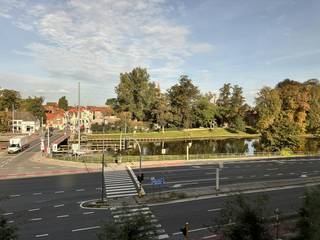 At an absolutely visible location on the corner of the Bruges ring with the Baron Ruzettelaan, we offer a representative office space in the high-quality Business Center “Katelijnepoort”. The office is located on the third and top floor of this modern new-build complex and has a net area of 327 m². In addition, there is the unique option to rent the adjacent office, bringing the total net office area to no less than 500 m².<br /><br />The building is characterised by a high-quality finish, advanced techniques and a flexible layout. The façade is stylishly finished in Azul Bateig (Portuguese natural stone) and has extra insulating glazing. Inside, you can enjoy optimal working comfort thanks to computer floors with carpet tiles, acoustic ceilings and environment-controlled blinds. In terms of management and sustainability, the building is also future-oriented, equipped with a sophisticated badge and key pyramid, highly automated fire fighting, rainwater recovery and water buffering.<br /><br />The location not only guarantees maximum visibility along an important access road, but also excellent accessibility. Bruges station and various bus stops are in the immediate vicinity, and the historic center is also within walking distance.<br /><br />The property tax and an advance on the costs for the general parts are borne by the tenant.<br /><br />Interested in locating your company at this excellent location? Contact us today for more information or to schedule a visit.