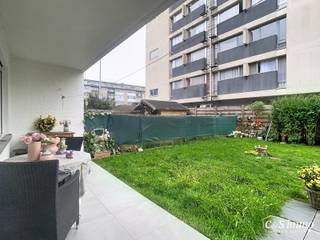 In a charming, small-scale building, a stone's throw from the green Bisschoppenhofpark, you will find this ready-to-move-in flat on the ground floor. A quiet location, lots of natural light and modern finishes make this a perfect home for those who want to combine comfort and tranquillity.<br />Spacious entrance hall (approx. 9 m²) with easy-to-maintain tiled floor. The bright living room (approx. 29 m²) at the front has a beautiful open view. The master bedroom (approx. 16 m²) is located at the rear and a second bedroom (approx. 6 m²), at the front, is ideal as a children's room, office or hobby room. The renovated kitchen (approx. 9 m²) is located at the rear with access to the spacious garden (approx. 68 m²), where you can relax in the morning sun. The bathroom has a shower, washbasin and toilet. The flat has an EPC C rating. <br />Small-scale building. Collective gas condensing boiler. Private basement storage room. Close to all access roads. P and G score: C.<br />