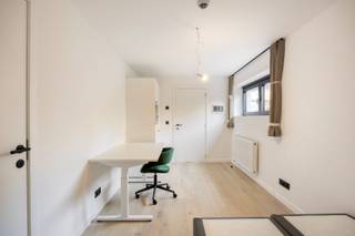 Dit prachtig gerenoveerde opbrengstpand bevindt zich op een rustige locatie in Heverlee. Het betreft een kleinschalige residentie met 10 luxueuze kamers met privé- sanitair en gemeenschappelijke buitenruimte. <br /><br />Dit mooie pand wordt in 2026 volledig vernieuwd en aangepast aan de hedendaagse eisen. En wordt verkocht met een EPC A! <br />Bijzonder zijn de kwalitatieve kamers, ruime gemeenschappelijke keuken en verschillende buitenruimtes. <br /> <br />Alle units beschikken over een privé-badkamer. Enkele units beschikken ook over een privé-tuin met tevens aan de achterzijde voor ieder toegankelijk een gemeenschappelijke buitenruimte. <br />Vooraan op het gelijkvloers vinden we de volledig uitgeruste gemeenschappelijke keuken. <br /> <br />De kamers wordt volledig gemeubeld verkocht. Ideaal voor eigen gebruik of als investering. <br /><br />Tot slot beschikt dit pand over een ruime kelder met fietsenstalling.<br /><br /> Nog 8 kamers beschikbaar.<br /> <br />Aarzel niet mij te contacteren voor verdere inlichtingen of voor een plaatsbezoek.