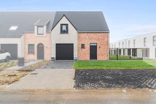 Op de grens van Roeselare en Hooglede, in de Gitsestraat, liggen deze nieuwbouwwoningen in een rustige en kindvriendelijke buurt. Ze charmeren met hun unieke nieuwbouwstijl, waarbij een goede bereikbaarheid en een groene omgeving perfect samenkomen. Je kunt gemakkelijk de autosnelweg nemen of het openbaar vervoer gebruiken. Bovendien geniet je van de nabijheid van ziekenhuizen, scholen, winkels en diverse recreatiemogelijkheden, waardoor het een ideale woonplek is voor zowel jong als oud.<br /><br />Deze woning is voorzien van alle moderne gemakken, waaronder een E-peil van 30 voor energiezuinigheid, vloerverwarming op het gelijkvloers en aansluiting op het warmtenet, wat zorgt voor een efficiënte en duurzame verwarming. Met 3 ruime slaapkamers, een praktische garage en een leefruimte met open keuken bieden deze woningen alle ruimte die je nodig hebt om comfortabel te wonen.<br />Verder wordt deze compleet afgewerkt, zodat u zonder zorgen kunt verhuizen.<br />Het schilderwerk en de verlichting zijn inbegrepen, wat meteen zorgt voor een stijlvolle en instapklare uitstraling.<br />Ook de tuinaanleg wordt volledig voor u verzorgd. In de slaapkamers en de nachthal wordt bovendien laminaat voorzien, wat bijdraagt aan een warme en verzorgde afwerking van de woning.<br /><br />Benieuwd naar meer details? Aarzel niet om ons een seintje te geven voor meer informatie!