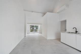 <p><span>Dit volledig vernieuwde appartement bevindt zich in een kleinschalig gebouw met lift, pal in het stadscentrum en op wandelafstand van zowel het station als de Grote Markt. Een toplocatie waar u alle voorzieningen binnen handbereik hebt, maar toch kunt genieten van een rustige woonomgeving.</span></p><p><span>In 2025 werd het appartement grondig gerenoveerd, waarbij werkelijk alles werd vernieuwd met oog voor kwaliteit, comfort en afwerking. Bij het binnenkomen valt meteen de lichtrijke, ruime leefruimte op, die dankzij de grote ramen baadt in het zonlicht. De open keuken is volledig uitgerust met een inductiekookplaat, spoelbak, dampkap, vaatwasser, oven en microgolfoven. Het doordachte ontwerp maakt deze keuken niet alleen praktisch, maar ook het gezellige hart van de woning.</span></p><p><span>De indeling omvat verder een inkomhal, een apart gastentoilet en twee slaapkamers, waarvan één voorzien is van een charmante mezzanine, ideaal als extra slaaphoek, bureau of hobbyruimte. De moderne badkamer is afgewerkt met een ruime inloopdouche en dubbele lavabo.</span></p><p><span>Buiten is er een aangenaam zuid-oost georiënteerd terras, waar u kunt genieten van de ochtend- en middagzon. De woning wordt verwarmd en gekoeld via een energiezuinige warmtepomp, wat zorgt voor een laag verbruik en een optimaal comfort doorheen alle seizoenen.</span></p><p><span>Dankzij de unieke combinatie van ligging, hoogwaardige afwerking en de kleinschalige residentie van slechts drie appartementen, is dit een buitenkans voor wie op zoek is naar een instapklaar en modern stadsappartement. Wie wenst, kan bovendien een inpandige staanplaats aankopen voor 25.000 euro, wat een absolute meerwaarde betekent op deze centrale locatie.</span></p><p><span> </span></p><p><span>Voor meer informatie of een bezoek, contacteert u Timothy van Immo Zone op het nummer 0474/ 41. 28. 40.</span></p>