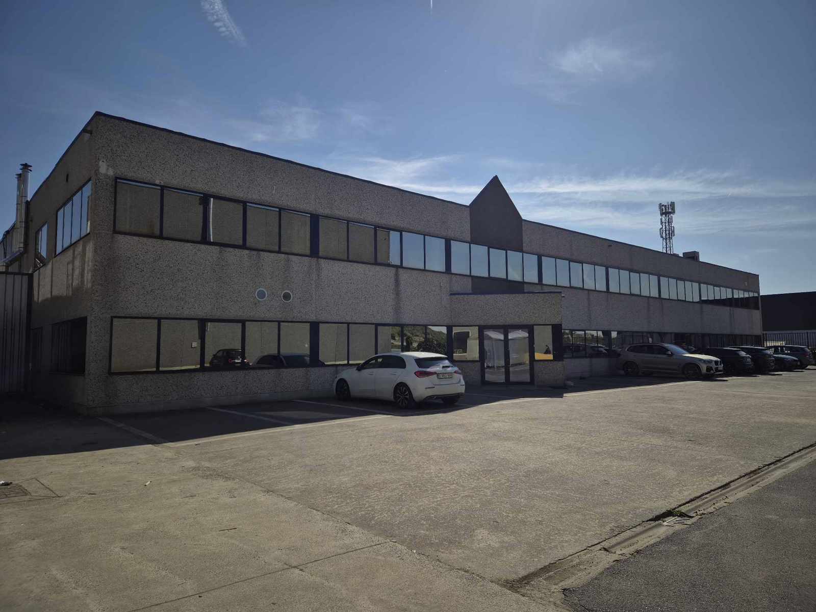 Ruim kantoorgebouw met uitstekende verbinding! - foto 1