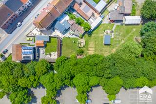 Op een perceel van maar liefst 1.497 m², volledig ingekleurd als woongebied, bevindt zich dit uitzonderlijk ontwikkelingsproject nabij de...