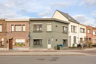 Op een hoekperceel van 83 m² bevindt zich deze goed onderhouden woning met een bewoonbare oppervlakte van ca. 119 m².<br />De ligging is zeer centraal met winkels en openbaar vervoer op wandelafstand. Er is ook een vlotte bereikbaarheid naar het centrum van Antwerpen, Wilrijk en Hoboken.<br />Dankzij diverse renovaties doorheen de jaren betreft dit een instapklare en comfortabele woning.<br />In 2009 werd het platte dak vernieuwd, in 2023 een nieuwe condensatieketel geplaatst en werd in 2024 zowel de keuken als de badkamer volledig gerenoveerd.<br /><br /><u>Indeling:</u><br />Binnenkomen doen we in de inkomhal die toegang geeft tot de lichtrijke leefruimte waar een pelletkachel zorgt voor extra gezelligheid. Aansluitend bevindt zich de geïnstalleerde keuken. Op het gelijkvloers werd er voorzien in de badkamer met dubbele lavabo, toilet en een ruime inloopdouche. Verder is er achteraan een kleine koer aanwezig zodat er kan genoten worden van de buitenlucht.<br /><br />Op de verdieping leidt de nachthal naar drie slaapkamers. Daarnaast bevindt zich hier ook een praktische wasberging.<br /><br />Tot slot beschikt de woning over een ruime kelder van ongeveer 62 m², die tal van mogelijkheden biedt en ideaal is als opslagruimte.<br /><br /><u>Troeven van de woning:</u><br />- Hoekwoning met veel lichtinval<br />- Bewoonbare oppervlakte van ca. 119 m²<br />- 3 slaapkamers<br />- Recente keuken en badkamer (2024)<br />- Nieuwe condensatieketel (2023)<br />- Vernieuwd plat dak (2009)<br />- Ruime kelder (± 62 m²)<br />- Gunstig EPC<br />- Asbestveilig<br /><br /><br />Een ideale woning voor wie op zoek is naar een verzorgde woning met praktische indeling en centrale ligging.<br /><br />📄 Gedetailleerde plannen en alle nodige attesten vindt u op de website van Wellimmo onder de rubriek “Documenten”.<br />📞 03 225 00 68<br />📧 gerd@wellimmo.net<br />🌐 www.wellimmo.net