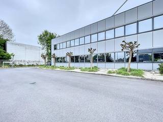 Bienvenue sur le site commercial de Schaubroeck à Nazareth-De Pinte. Ce site bien équipé offre un environnement de travail confortable et professionnel. Les espaces de bureaux à louer sont situés dans le bâtiment principal d'un site d'affaires polyvalent et bien équipé. Outre le bâtiment principal, le site comprend également un bâtiment informatique, un appartement de gardien et le bâtiment Qubiz, qui fait office de centre de séminaires et d'événements.Les locataires du bâtiment principal bénéficient de diverses installations communes, notamment d'une cuisine équipée, d'un coin repas et de salles de réunion modulables. En outre, il est possible de louer un espace de stockage supplémentaire, adapté aux besoins de votre entreprise. De nombreuses places de parking sont disponibles sur le site, qui est également facilement accessible via l'E17 et la N60.Surfaces : Rez-de-chaussée : - Taille L 1:96 m²- M22 : 224 m²- Entrepôt : 96 m²Premier étage : - K 3 : 773 m²- K 4 : 262 m²- Entrepôt : 132 m²Disponibilité : Tout de suite. Ces bureaux à louer à Nazareth-De Pinte vous intéressent ? N'hésitez pas à nous contacter au 09 245 35 35 ou à business.gent@dewaele.com.