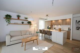 <strong>Gelijkvloers één-slaapkamer appartement met tuin, ruim terras én privatieve parkeerplaats op een uiterst gunstige locatie. Energiezuinig!</strong><br /><br />Op zoek naar comfortabel wonen op een rustige, groene locatie zonder in te boeten aan bereikbaarheid? Dan is dit ongetwijfeld een bezoek waard.<br />Met een bewoonbare oppervlakte van ca. 70 m² beschikt dit appartement over één slaapkamer, een aangename leefruimte met open keuken en een ruim terras van 20 m² dat aansluit op een volledig omheinde privatieve tuin van maar liefst 45 m², afgewerkt met onderhoudsvriendelijk kunstgras. Vanuit het terras geniet u bovendien van een blijvend groen uitzicht.<br />Verder beschikt u over een privatieve parkeerplaats vlak voor de deur, een praktische kelderberging en het extra comfort van vloerverwarming. Het appartement heeft een zeer goede energiescore van 151kWh/m² wat gelijk staat aan een energielabel B!<br />De woonst maakt deel uit van een standingvol woonproject, rustig gelegen in het groen en toch pal in het centrum van Zolder, met winkels, openbaar vervoer en alle dagelijkse voorzieningen op wandelafstand.<br /><br /><strong>Indeling</strong><br />Inkomhal - Lichtrijke woonkamer met open keuken - Keuken met eiland voorzien van inductiekookplaat, dampkap, koelkast, diepvries, combi-microgolfoven - Berging/wasplaats - Slaapkamer - Badkamer met inloopdouche, lavabo in meubel en toilet - Ruim terras (gedeeltelijk overdekt) - Omheinde privatieve tuin met kunstgras<br /><br />Private parkeerplaats voor de deur en kelderberging<br /><br /><strong>Troeven</strong><br />+ Centraal gelegen in het hart van Zolder en toch uiterst rustig omgeven door groen!<br />+ Recent en instapklaar appartement<br />+ Energiezuinig - EPC Label B!<br />+ Standingvol en verzorgd wooncomplex<br />+ Vloerverwarming<br />+ Groot terras + onderhoudsvriendelijke tuin met permanent groen uitzicht<br />+ Privatieve bovengrondse parkeerplaats inbegrepen<br /><br />Een ideale woonst voor alleenstaanden, koppels of investeerders die op zoek zijn naar een kwalitatief appartement met een unieke combinatie van comfort, energiezuinigheid en een aangename buitenruimte.<br /><br /><em>Opgelet: Bij de eigendom van een appartement zijn er standaard gemeenschappelijke kosten verschuldigd aan de Vereniging van Mede-Eigenaars (VME). <br />Deze kosten bestaan uit bijdragen en een jaarlijkse afrekening.<br /><br />Momenteel bedragen deze kosten:<br />Voorschotten betreffende de gemeenschappelijke lasten:<br />App. 0.5 - € 206,26 per kwartaal <br />Parking 10 - € 11,00 per kwartaal <br />Berging 13 - € 6,19 per kwartaal <br /><br />Kapitaal inbreng met betrekking tot het reservekapitaal:<br />App. 0.5 - € 120,00 per jaar<br />Parking 10 - € 6,40 per jaar<br />Berging 13 - € 3,60 per jaar </em>
