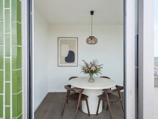 <strong>Penthouse met twee volwaardige slaapkamers en een uitzonderlijk terras met panoramisch zicht over Gent en zijn torens.</strong><br /><br />Dit penthouse van ca. 147 m² bevindt zich op de 15de en 16de verdieping van een recente residentie (BJ 2021). Het indrukwekkende terras van ongeveer 40 m² vormt een echte blikvanger en biedt een prachtig uitzicht over de stad.<br /><br /><u>Indeling:</u><br />Op de duplexverdieping (16de verdieping) bevindt zich de open leefkeuken met eetplaats. De keuken is volledig uitgerust met kwalitatieve huishoudtoestellen. Dankzij de grote raampartijen geniet deze ruimte van veel natuurlijk licht en is er directe toegang tot het ruime, zonnige terras met een prachtig uitzicht over de skyline van Gent. Op deze verdieping is er ook een eerste praktische berging.<br /><br />Een verdieping lager bevindt zich de lichtrijke en ruime leefruimte. Aansluitend zijn er twee volwaardige slaapkamers met elk hun eigen sanitaire voorzieningen. Eén daarvan is een badkamer, voorzien van dubbele wastafel en bad, en de andere een douchekamer. Op de hal is er een apart toilet en een tweede praktische berging. <br /><br />Dankzij de overvloedige lichtinval en de vloerverwarming op het stadsnet geniet u hier van optimaal wooncomfort. Bovendien beschikt het penthouse over private zonnepanelen.<br /><br /><strong>Extra troef: deze aankoop valt onder het stelsel van de registratierechten!</strong><br />In de residentie bestaat bovendien de mogelijkheid om een privatieve kelderberging en een ondergrondse autostaanplaats aan te kopen. Deze aankopen zijn wel onderworpen aan het btw-stelsel. <br /><br />De residentie maakt deel uit van de herontwikkeling van de Oude Dokken aan het Stapelplein, een bruisende stadswijk met wandelpromenades, parken, gezellige horecazaken en een eigentijdse stedelijke uitstraling.<br /><br /><strong>Kortom, een instapklaar penthouse met een indrukwekkend terras en een ongeëvenaard uitzicht over de Gentse skyline.</strong>