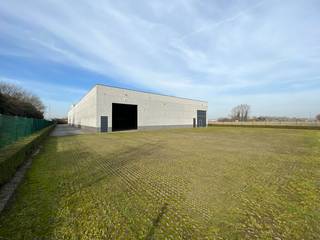 Fenomenaal gelegen bedrijfsgebouw bestaande uit 1.393 m² opslagruimte (waarvan 243 m² mezzanine) in combinatie met 588 m² kantoren en een woonst...