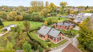 Graag bieden wij u deze charmante vrijstaande woning aan, gelegen in een aangename en rustige straat te Meerbeke. Op het gelijkvloers bevindt zich de inkomhal die toegang biedt tot twee slaapkamers, een badkamer, een keuken en een lichtrijke leefruimte. De woonkamer sluit rechtstreeks aan op de veranda met prachtig zicht op de tuin, de perfecte plek om het hele jaar door van het buitenleven te genieten. Op de verdieping bevindt zich een ruime open zolder met een extra kamer. Mits het plaatsen van een vaste trap kan hier gemakkelijk nog twee volwaardige slaapkamers worden ingericht. De woning beschikt bovendien over een afzonderlijke garage met automatische poort. Dankzij de goede bereikbaarheid nabij de Ninoofsesteenweg geniet u van een vlotte verbinding naar Ninove, Brussel en omliggende gemeenten. Voor meer info of bezoek: contacteer Sophie – 0496/71.50.59
