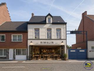 VEELZIJDIG HANDELSPAND met woonst en FEESTZAAL gelegen op het CENTRALE PLEIN van het HISTORISCHE Ename, deelgemeente van Oudenaarde. Deze eigendom biedt een UITZONDERLIJKE OPPORTUNITEIT voor ONDERNEMERS, INVESTEERDERS of kopers die op zoek zijn naar een pand met GEMENGDE BESTEMMING en TAL VAN MOGELIJKHEDEN. Het voormalige café beschikt over een UITSTEKENDE VISIBILITEIT, een RUIM VOLUME en een UITERST CHARMANTE LIGGING in het hart van het dorp, wat het ideaal maakt voor horeca, COMMERCIËLE ACTIVITEITEN, evenementen of combinatie wonen/werken.<br />De indeling gaat als volgt: op het gelijkvloers bevindt zich een uitnodigend handelsgedeelte met bar, perfect geschikt als commerciële ruimte of horecazaak. Verder beschikt het pand over sanitaire voorzieningen, een keukengedeelte en een ruime feestzaal van ca. 150 m², ideaal voor evenementen, bijeenkomsten of andere polyvalente invullingen. Op de 1ste verdieping vindt u een overloop, een badkamerruimte, een keukenruimte, een woonkamer en een eetplaats, waardoor ook een residentiële invulling perfect mogelijk is. De 2de verdieping beschikt over 2 slaapkamers en een zolderruimte, terwijl de kelder extra opslagmogelijkheden biedt.<br /><br />EPC: Label F, G-score en P-score D, Geen renovatieverplichting van toepassing, bestuursmaatregelen in het maatregelenregister: Neen