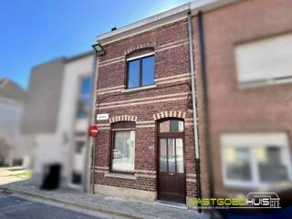 <p>Ontdek deze ruime gezinswoning in gesloten bebouwing met een aangelegde, zuidoost gerichte tuin, gunstig gelegen in het stadscentrum van Ninove. De te renoveren woning biedt een lichtrijke en grote leefruimte die aansluit op de open, hedendaagse en ingerichte keuken. Op de eerste verdieping bevinden zich twee grote slaapkamers van elk 15m². De zolder, bereikbaar via een vaste trap, biedt bijkomende mogelijkheden om extra slaapkamers of een hobbyruimte in te richten. De badkamer op het gelijkvloers is uitgerust met een ligbad, toilet en wastafel. Achteraan de woning vindt u de veranda als extra gezellige leefruimte, een verzorgde zuidoost gerichte tuin met terras en tuinhuis waar u optimaal geniet van de zon en de buitenruimte. Verder beschikt de woning over een praktische berging met wasplaats, hoogrendementsbeglazing (PVC) en decentrale verwarming (kachels) op aardgas. Parkeren kan in de straat, en via de achterzijde (Mallaardstraat) is er toegang tot het perceel, met de mogelijkheid om extra parkeerplaatsen op eigen terrein te creëren. De centrale ligging, op wandelafstand van winkels, scholen en openbaar vervoer, maakt deze woning bijzonder geschikt voor gezinnen die comfortabel en centraal willen wonen. Meer info? Contacteer ons 054/69.68.67.</p>