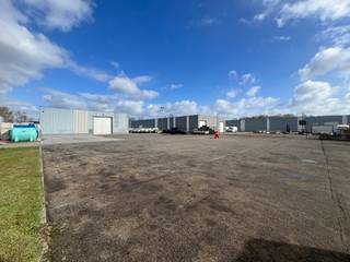 Instapklaar industrieel gebouw van 1100m², bestaande uit 1000m² magazijn/werkplaats en 100m² kantoor, en een verhard buitenterrein van 2000m²...