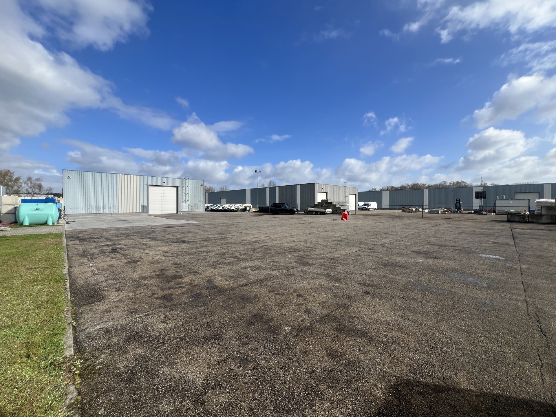 Bedrijfsgebouw met verhard buitenterrein         - foto 2