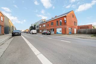 Zonnebeke. Half-open polyvalent ruim gebouw / handelshuis met apart magazijn van +/- 170m2 en  3-5 slaapkamers en apart kantoor / hobby...