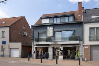 Na 47 jaar trekt Carine binnenkort de deur definitief achter haar dicht. Een heel mooi hoofdstuk van werken en wonen onder één dak zal hiermee afgesloten worden. Daarom gaan we voor haar op zoek naar een koper voor het handelshuis dat al verschillende generaties in eigendom is. Op het gelijkvloers is er een ruime winkel, kantoor- of praktijkruimte met achtergelegen keuken. Op de verdiepingen vinden we een ruim duplex appartement. Verder zijn er terrassen, is er een tuin en voldoende bergruimte. De verwarming is een combinatie tussen centrale verwarming op stookolie en elektrische verwarming. <br /><br />Via www.rozebeeksestraat1.be kan je een afspraak inplannen. Eveneens via de website verneem je veel meer, zoals een uitgebreide omschrijving, foto's, 360° rondgang, documenten, … <br /><br />DIRECT KOPEN PRIJS: De vermelde prijs is een Direct Kopen prijs. Tegen deze prijs kan er onmiddellijk aangekocht worden zonder verdere prijsonderhandeling. Er kan ook steeds een bod worden uitgebracht via een transparante procedure waarover alles te lezen is op de website van het pand. <br /><br />Groeten, Hendrik van Henry Houser.