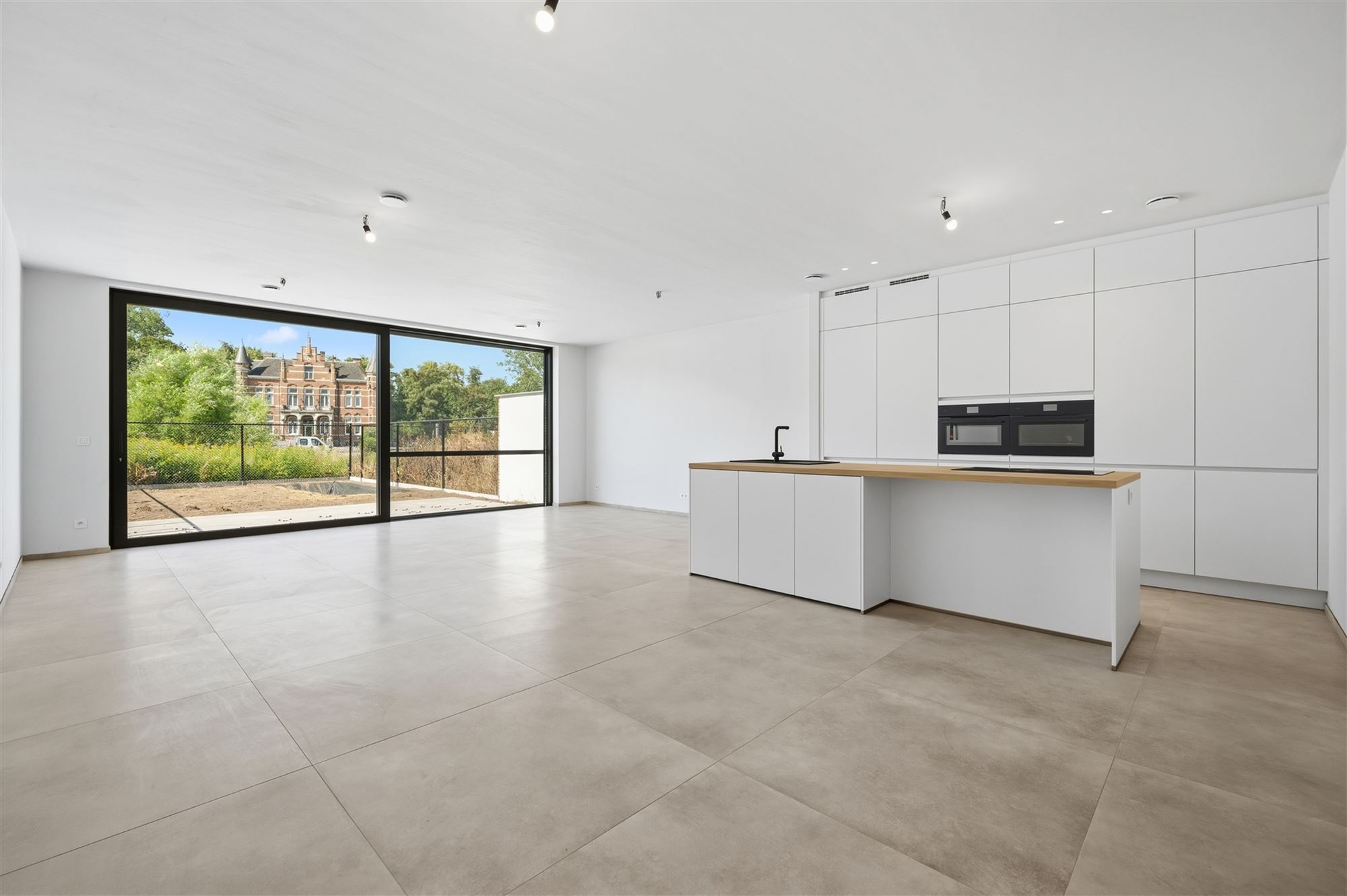 Bâtiment neuf fermé avec 4 chambres, 2 salles de bains, garage et jardin - photo 4