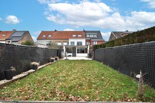 <p>Welkom in een woning waar ruimte, licht en zuidgerichte tuinbeleving hand in hand gaan!<br /><br />Op een zuidgericht perceel van 302 m² bevindt zich deze solide woning met een bewoonbare oppervlakte van ongeveer 175 m². Deze ruime gezinswoning combineert een praktische indeling met aangename leefruimtes en een zonnige, volledig omheinde tuin.<br /><br />Via de inkomhal op het <strong>gelijkvloers</strong> komt u in de leefruimte met de open en volledig uitgeruste keuken met kwalitatieve toestellen en veel kastruimte. De leefruimtes zijn bijzonder aangenaam en ruim: de gezellige zithoek met gashaard sluit mooi aan op de ruime living met lichtkoepels die voor veel natuurlijk licht zorgen. Aansluitend aan de leefruimte is er een praktische berging/wasruimte met spoelbak en voorziening voor wasmachine en droogkast. Verder is er een apart gastentoilet met handenwasser en achteraan bevindt zich een veranda met een mooi zicht op het terras en de tuin.Buiten geniet u van een ruim betegeld terras en een onderhoudsvriendelijke zuid-georiënteerde tuin die volledig omheind is. Achteraan is er een tuinhuis met een overdekt terras, ideaal voor een gezellige loungehoek.<br />Daarnaast beschikt de woning nog over een zij-inkom die perfect dienst kan doen als fietsenberging of extra bergruimte.<br /><br />Op de <strong>eerste verdieping</strong> bevinden zich twee ruime slaapkamers, beiden voorzien van ingemaakte kasten, evenals een badkamer met lavabomeubel, hangtoilet en ligbad met douche.<br /><br />Via de vaste trap bereikt u de <strong>zolderverdieping</strong>, waar een grote zolderkamer werd ingericht. Deze ruimte kan perfect dienen als derde slaapkamer en beschikt bovendien over extra bergruimte in een grote ingemaakte kast.<br /><br />Deze woning biedt veel ruimte en mogelijkheden, met een zonnige tuin en een aangename indeling.<br /><br />Graag laten wij u deze woning persoonlijk ontdekken. Neem gerust contact met ons op voor bijkomende informatie of een bezoek via verkoop@homevast.be of tel. 03 344 77 44.</p>