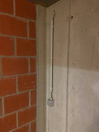 Centraal gelegen ruime garagebox in de Kokstraat in Nieuwpoort-stad. Afmetingen: 2,8m/5.5m en voorzien van elektriciteit. Vrij mogelijk vanaf1/4/2026...