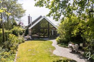 <p>Te koop te Berlare!<br />Deze charmante woning is rustig gelegen in het centrum van Berlare en bevindt zich op een uitzonderlijk mooi perceel van meer dan 22 are – een zeldzame opportuniteit voor wie op zoek is naar ruimte en groen.<br />Bij het betreden van de woning komt u in de inkomhal, die toegang geeft tot een aangename en lichtrijke leefruimte met aansluitend een geïnstalleerde keuken en praktische berging. Op het gelijkvloers bevindt zich een ruime slaapkamer en een comfortabele badkamer, wat deze woning uitermate geschikt maakt voor wie gelijkvloers wil wonen.<br />De prachtige veranda met grote glaspartijen vormt een echte troef en biedt een schitterend uitzicht op de ruime tuin – een ideale plek om in alle rust te genieten van het buitenleven.<br />Via een vaste trap bereikt u de zolderverdieping, waar tal van mogelijkheden zijn om extra slaapkamers of hobbyruimtes te creëren.<br />Daarnaast beschikt de eigendom over een ruime, aparte garage/stockageruimte van maar liefst 65 m² – perfect voor zelfstandigen, hobbyisten of extra opslag.<br />Deze woning is ideaal als bungalow, voor gezinnen die ruimte zoeken of voor liefhebbers van een grote, groene tuin.<br />Interesse? contacteer collega Bernhard - 0476 022 089 - bernhard@cornelis-goeman.be</p>