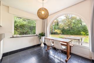 <p><span><strong>CHARMANTE EN DEGELIJK GEBOUWDE VILLA MET 4 SLAAPKAMERS - SCHOTENHOF<br /></strong><strong>Immo Point VANDAELE</strong> heeft het genoegen u deze uitstekend onderhouden villa voor te stellen. Gelegen op een gunstige locatie in het residentiële en groene <strong>Schotenhof</strong> en met de <strong>mogelijkheid tot volledig gelijkvloers wonen</strong>. Met een indrukwekkende <strong>perceelbreedte van 40 meter</strong> geniet u hier van een groene oase met maximale <strong>privacy</strong>.</span></p>
<p><span><strong><br />INDELING VAN DE VILLA</strong></span></p>
<p><span><strong>Gelijkvloers:<br /></strong>* Inkomhal: Royale inkom op een duurzame natuurstenen vloer, voorzien van een afzonderlijk gastentoilet.</span><br /><span>* Leefruimte (ca. 45m²): Lichtrijke woonkamer afgewerkt met een klassieke visgraatparket.</span><br /><span>* Keuken (ca. 20m²): Ruime leefkeuken op natuursteen, volledig uitgerust met alle nodige inbouwtoestellen.</span><br /><span>* Slaapkamers 1 & 2: Twee volwaardige slaapkamers (ca. 16m² en 14m²).</span><br /><span>* Badkamer 1: Uitgerust met een douche en lavabomeubel.</span><br /><br /><span><strong>Eerste verdieping:<br /></strong>* Slaapkamer 3 (ca. 23 m²): Royale hoofdslaapkamer voorzien van een praktische en-suite dressing.</span><br /><span>* Slaapkamer 4 (ca. 19 m²): Ruime tweede slaapkamer op deze verdieping.</span><br /><span>* Badkamer 2: Uitgerust met ligbad, aparte douche, dubbele lavabo en toilet.</span><br /><span>* Zolderruimte (ca. 27 m²): Vlot toegankelijke opbergzolder op dezelfde verdieping.</span><br /><br /><br /><span><strong>Buitenruimte & Tuin:<br /></strong>* Perceel & Privacy: Gelegen op een riant perceel met een straatbreedte van 40 meter, wat zorgt voor volledige privacy.</span><br /><span>* Terrassen: Volledig aangelegd in hoogwaardige natuursteen.</span></p>
<p><span><strong><br />Garage, Parkeren & Technieken:<br /></strong>* Parkeergelegenheid: Inpandige garage (ca. 20 m²) plus een ruime oprit voor meerdere voertuigen.</span><br /><span>* Schrijnwerk & Beveiliging: Duurzaam houten schrijnwerk met dubbele beglazing, uitgerust met rolluiken en een alarminstallatie.</span><br /><span>* Kruipkelder: Praktisch onder de gehele woning voor het eenvoudig onderhouden of aanpassen van leidingen en technieken.</span></p>
<p><span><strong><br />Belangrijkste troeven op een rij:<br /></strong><strong>* Gunstige locatie:</strong> Residentieel en groen gelegen in <strong>Schotenhof</strong>, vlakbij diverse scholen, sportclubs en het openbaar vervoer. Zowel het centrum van Schoten als dat van 's-Gravenwezel liggen op korte afstand.</span><br /><span><strong>* Gelijkvloers wonen:</strong> 2 slaapkamers en 1 badkamer voorzien op het gelijkvloers.</span><br /><span><strong>* Mooi perceel:</strong> Breed perceel (40 m) met maximale privacy en natuurstenen terrassen.</span><br /><span><strong>* Kwaliteit & Veiligheid:</strong> Degelijk gebouwd, uitstekend onderhouden, voorzien van alarminstallatie, rolluiken en inpandige garage.<br /><br /><strong><br />BEWOONBARE OPPERVLAKTE</strong><br />De vermelde “bewoonbare oppervlakte” is gebaseerd op de “bruikbare vloeroppervlakte” uit het EPC.</span></p>