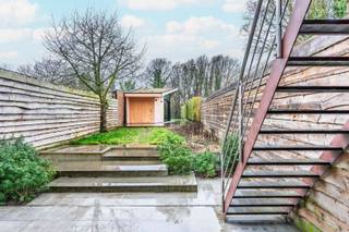 Welkom in de Kapelstraat 35 te Burcht. In deze rustige straat vinden we een ruime woning met een prachtige tuin. We parkeren de auto in de ruime...