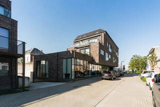 VALIMMAS verhuurt dit welgelegen, recent en energiezuinig duplex-appartement in een standingvol gebouw nabij het station. Het appartement omvat op...