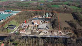 Het betreft een industrieel complex met veel potentieel en ruimte. Het heeft een unieke combinatie van betoncentrale met aanhorigheden,...