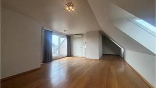Prachtig <strong>Dakappartement </strong>met 2 slaapkamers en <strong>zuidgericht TERRAS</strong> op een uitstekende ligging <strong>nabij het centrum van Roeselare</strong>.<br />Centraal gelegen dichtbij diverse winkels, openbaar vervoer en op 2 minuten wandelafstand van de Markt.<br />Een ruime en energiezuinige woongelegenheid met <strong>kwalitatieve afwerking en inrichting</strong>. <br /><strong>+ Energielabel B!</strong><br />+ Geen renovatieplicht!<br /><strong>+ Airco in living en slaapkamer!</strong><br />+ Massief eiken parket in leefruimte en slaapkamers!<br />+ Asbestveilig!<br />+ Lift aanwezig!<br />+ 2 kelderbergingen!<br />+ Uitstekende mobiscore 9,2 op 10!<br />+ Vrij bij akte!<br />Ook interessant als <strong>VASTGOEDINVESTERING!</strong><br /><br />Omvat een inkom met vestiaire, ruime living <strong>met airco</strong> in massief <strong>eiken parket</strong> en een volledig ingerichte en praktische open keuken uitgerust met vaatwas, heteluchtoven, keramische kookplaat, frigo en dubbele gootsteen, een berging / wasplaats met ingebouwde schoenenkast en met aansluiting voor wasmachine en droogkast, 2 slaapkamers ( waarvan 1 <strong>met airco</strong> ) met elk een massief eiken parket en aansluiting voor telefoon en televisie, badkamer met ligbad, een afzonderlijk toilet met wastafel en en een <strong>zuidgericht terras ( 9 m² ) </strong>met uitzicht. Verder zijn er ook nog 2 gescheiden kelderruimtes met ingebouwde rekken! <br />Vastgoedinlichtingen in aanvraag!<br />P-score=D G-score=D<br /><br />Bruikbare vloeroppervlakte 95 m²