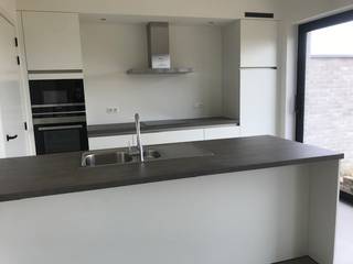 Deze ruime woning is gelegen in een nieuwe verkaveling, in een rustige doodlopende straat, en beschikt over een inpandige garage.Op de verdieping...