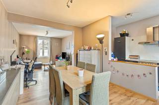 Sur la Nijvelsesteenweg, vous trouverez cet immeuble avec 2 unités résidentielles, dont ce spacieux duplex avec terrasse. Au niveau de la...