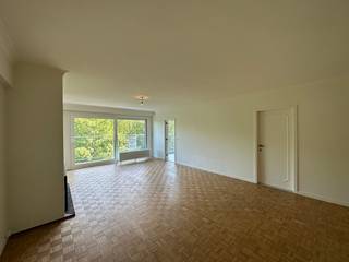 À louer : appartement spacieux et confortable de trois pièces, idéalement situé et disponible immédiatement. Cet appartement offre un espace de vie agréable avec un salon lumineux et spacieux qui invite à la détente. Il est suivi d'une cuisine spacieuse entièrement équipée avec suffisamment d'espace pour un coin repas.<br />L'appartement dispose de trois chambres. La première chambre est aménagée en espace polyvalent et peut parfaitement servir de bureau, de salle de loisirs ou de débarras supplémentaire, selon vos besoins. Les deux autres chambres sont spacieuses et bénéficient de beaucoup de lumière naturelle. L'une d'elles dispose en outre d'une salle de bains attenante, ce qui offre un confort et une intimité supplémentaires.<br />Il y a également une deuxième salle de bains entièrement équipée, ainsi que des toilettes séparées, ce qui augmente encore le confort de vie.<br />Le loyer est de 1 160 € par mois, avec une avance mensuelle de 100 € pour les frais généraux et de 60 € pour l'eau et le chauffage.<br />Vous recherchez un appartement prêt à emménager, spacieux, lumineux et flexible ? Contactez-nous rapidement pour une visite !