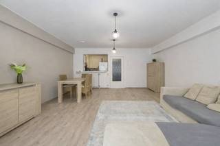 Ce spacieux appartement économe en énergie de 2 chambres est situé au deuxième étage de la résidence « De Post » au cœur du centre-ville de Knokke. L'emplacement au-delà des feux de signalisation sur la Lippenslaan garantit un confort accru et un accès facile, la plage étant accessible à pied.L'appartement a déjà bénéficié des innovations techniques les plus importantes, avec le renouvellement des chaudières et l'installation de nouveaux vitrages à haut rendement partout. Cela en fait une opportunité très intéressante dans l'offre immobilière de la côte.Disposition : - hall d'entrée avec toilettes invités - débarras avec buanderie et raccordement à la machine- cuisine installée- un espace de vie spacieux et lumineux - salle de bain avec baignoire et lavabo- salle de douche- chambre 1- chambre 2 avec accès à la terrasse et rangementL'emplacement de cet appartement à vendre à Knokke est vraiment optimal. Toutes les commodités, telles que des magasins de qualité, des boulangeries et des boutiques, se trouvent à proximité immédiate. Grâce à l'ascenseur du bâtiment et à la présence d'une cave privée et d'un local à vélos, vous pourrez profiter de toutes les commodités pratiques. Ce bâtiment de Knokke est la solution idéale pour ceux qui recherchent de l'espace, une bonne structure et un emplacement central pour des achats stratégiques.Vous recherchez un bien immobilier à Knokke-Heist ? Contactez le responsable de fichiers Arne Reubens au +32 472 186 304 ou à arne.reubens@dewaele.com