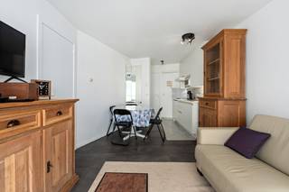 <p>Instapklaar appartement in Koksijde, vlak bij de zeedijk en het centrum.</p>
<p> </p>
<p>Dit verzorgd appartement combineert een uitstekende ligging met een praktische indeling en een aangename woonomgeving. Gelegen nabij de zeedijk, openbaar vervoer en verschillende handelszaken geniet u hier van het beste van Koksijde binnen handbereik. Het appartement bevindt zich in een goed onderhouden gebouw en is ideaal als vaste woonst, tweede verblijf of investering aan zee. Dankzij de instapklare afwerking kunt u meteen genieten van comfortabel wonen aan de kust. De vrije zichten en centrale ligging zorgen voor extra wooncomfort.</p>
<p> </p>
<p>Belangrijkste ruimtes:<br />• Inkomhal met vlotte toegang tot de verschillende ruimtes<br />• Lichtrijke living met aangename leefruimte<br />• Keuken met praktische indeling<br />• Slaapkamer geschikt voor dubbel bed en kastruimte<br />• Badkamer met basiscomfort<br />• Terras om buiten te genieten</p>
<p> </p>
<p>Troeven:<br />• Nabij de zeedijk en het strand<br />• Gelegen in een goed onderhouden gebouw<br />• Instapklaar appartement met praktische indeling</p>
<p> </p>
<p>Neem vandaag nog contact op met je ERA-makelaar voor een bezoek.</p>
<p> </p>
<p>JOUW DROOMAPPARTEMENT. ZO GEVONDEN!</p>