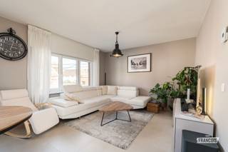 Welkom in de Werkenstraat 28 te Torhout!<br /><br />Op een gunstige locatie nabij het centrum van Torhout ontdekt u deze veelzijdige eigendom met tal van mogelijkheden. De woning bestaat uit twee afzonderlijke woonentiteiten, elk met een eigen inkom en voorzieningen. Ideaal voor wie wonen en investeren wil combineren, of op zoek is naar een eigendom met mogelijkheden voor dubbele bewoning.<br /><br />Op de gelijkvloerse verdieping bevindt zich de eerste woonentiteit, die in 2016 volledig werd gerenoveerd. U wordt verwelkomd in een aangename, open leefruimte waarin de eetplaats, zithoek en keuken mooi met elkaar verbonden zijn. Daarnaast is er een apart gastentoilet. Achteraan de leefruimte bevindt zich een eerste slaapkamer met aansluitend een ensuite badkamer, uitgerust met een dubbele wastafel, douche en toilet. Vanuit de keuken heeft u rechtstreeks toegang tot de tuin met terras, vanwaar er eveneens een doorgang is naar de garage.<br /><br />Op de eerste verdieping bevindt zich de tweede, volledig instapklare woonentiteit, die in 2023 werd gerenoveerd. Ook hier geniet u van een ruime en lichtrijke leefruimte met zithoek, eetplaats en een moderne leefkeuken. Verder beschikt deze entiteit over een praktische bergruimte en een apart toilet. Op de tweede verdieping bevinden zich twee slaapkamers en een badkamer met douche en enkele wastafel. Als extra troef beschikt deze woonentiteit bovendien over een eigen zonnig terras, waar u heerlijk van de buitenlucht kunt genieten.<br /><br />Als bijkomende mogelijkheid is er de optie om een tweede garage aan te kopen voor € 25.000. Deze garage is momenteel verhuurd en biedt bijgevolg ook een interessante investeringsmogelijkheid.<br /><br />Bent u opzoek naar een kangoeroewoning of gewoon naar meer ruimte op een zeer gunstige locatie in Torhout? Aarzel dan niet en neem snel contact op voor een bezoek ter plaatse!<br /><br />Deze prijs betreft een startprijs, elk bod hoger dan deze prijs zal worden voorgelegd aan de eigenaar(s) die deze al dan niet kunnen aanvaarden.<br /><br />