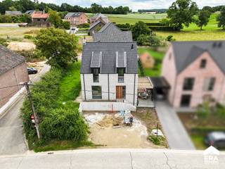 <p>Welkom in Spouwen, een deelgemeente van Bilzen. Deze nieuwbouwwoning bevindt zich in een groene en landelijke omgeving. De rustige sfeer en toch vlotte verbinding naar Bilzen - Riemst - Tongeren, vormen de ideale locatie. De woning wordt voorzien volgens de laatste bouwnormen waaronder <strong>isolatie</strong>, <strong>zonnepanelen</strong>, <strong>warmtepomp</strong>,...<br /><br /><strong><u>INDELING</u><br />Kelder: </strong>De woning is voorzien van een kruipruimte.<br /><br /><strong>Gelijkvloers:</strong> We betreden de woning via de inkomhal (met apart toilet). Links bevindt zich de open leefruimte met keuken. Het terras en de tuin zijn te bereiken via de grote raampartijen, hierdoor geniet je volop van natuurlijk lichtinval. Naast de keuken bevindt zich een ruime berging.<br /><br /><strong>Eerste verdieping: </strong>De nachthal komt uit in de 3 slaapkamers, de badkamer en het apart toilet. <br /><br /><strong>Zolder: </strong>De zolder is te betreden via het zolderluik. </p>
<p><strong><u>TROEVEN</u><br />- BEN-woning: </strong>een E-peil van 30 of lager<br /><strong>- Ventilatie </strong>systeem D <br /><strong>- Regenwaterput </strong>van 5000 liter<br />- Vrije keuze in afwerking (budgetten voorzien)<br />- Zeer goede <strong>indeling</strong> waar elke vierkante meter optimaal wordt benut <br />- <strong>Tuinaanleg</strong> is inbegrepen. Terrasafwerking mogelijk tegen meerprijs<br /><br />De prijs is exclusief registratierechten op de grond (12%), BTW op de constructie (21%) en aansluitingskosten.</p>