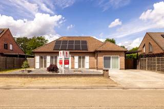 Ontdek deze op te frissen gezinswoning met ruime tuin gelegen te Hemelrijkstraat 18 in Beerse. De woning bevindt zich op een rustige locatie op wandelafstand van het centrum en alle nodige voorzieningen. Binnenin beschikt de woning over 3 slaapkamers en een vaste trap naar de zolder die verdere mogelijkheden biedt voor afwerking. Buiten geniet u van voldoende parkeermogelijkheid, een carport en een gezellige tuin. <br /><br />Indeling: <br />Gelijkvloers:<br />- Inkomhal<br />- Gastentoilet<br />- Leefruimte<br />- Keuken<br />- Veranda met zicht op de tuin<br />- Nachthal<br />- Slaapkamer 1<br />- Slaapkamer 2<br />- Slaapkamer 3<br />- Badkamer<br />- Traphal met vaste trap naar de zolder<br /><br />Verdieping: <br />- 2 ruimtes die ingericht kunnen worden als slaapkamer of hobbykamer<br /><br />Bijzonderheden: <br />- Gunstige EPC<br />- Zonnepanelen + thuisbatterij 10kWh<br />- 2020: nieuwe ramen<br />- 2020: nieuwe warmwaterboiler<br />- 2020: vloerisolatie geplaatst<br /><br />Mis deze kans niet en plan een bezoek in!<br /><br />0497 27 14 64<br />camilla@albert.immo<br />www.albert.immo<br /><br />Bij Albert kom je thuis!<br /><br />Voor alle foto's en interactieve plannen verwijzen wij naar onze website: www.albert.immo