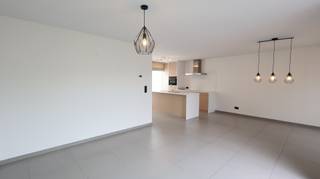 Achter deze <strong>mooie, karaktervolle gevel</strong>, gelegen <strong>onder de kerktoren in Ledegem</strong>, schuilt een verrassend ruime en gezellige tussenwoning.<br />Bij het betreden van de woning komt u binnen in de inkomhal die leidt naar de gezellige leefruimte. Aansluitend vindt u de open, volledig uitgeruste keuken met een warme houtafwerking en kwalitatieve toestellen, waaronder een vaatwasser, keramische kookplaat, dampkap, combi-oven en koelkast.<br />Verder beschikt het gelijkvloers over een garage met automatische sectionaalpoort, een apart toilet en een praktische wasplaats.<br />De onderhoudsvriendelijke tuin vormt een<strong> echte troef</strong> en is voorzien van een elektrische zonneluifel, ideaal om in alle comfort te genieten van zonnige dagen.<br />Op de eerste verdieping bevinden zich twee volwaardige slaapkamers, een dressing, een toilet, een zolderberging en een badkamer voorzien van badmeubel, ligbad en inloopdouche.<br />De tweede verdieping biedt nog een extra derde kamer, met aansluitend een dressing/berging.<br />De woning wordt verwarmd via centrale verwarming op aardgas en is volledig voorzien van verzorgde gordijnen.<br />Dankzij de gunstige EPC-score (label B) woont u hier bovendien energiezuinig.<br />Deze instapklare woning is onmiddellijk beschikbaar en vormt de ideale thuis voor wie op zoek is naar comfort, ruimte en een centrale ligging.<br /><br /><u><strong>Interesse in deze woning?</strong></u><br />Ga naar <strong>www.dicasa.be</strong>, klik op het pand dat u wenst te huren en vul via de knop "Ik ben kandidaat" een kort profiel in.<br />Enkel via deze weg kunnen bezichtigingen aangevraagd worden – telefonisch worden geen afspraken ingepland.