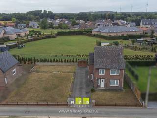 <span><strong>TE RENOVEREN VRIJSTAANDE WONING MET NAASTLIGGENDE (BOUW)GROND OP EEN PERCEEL VAN 8A25CA</strong><strong><br /><br />TROEVEN<br /></strong>- Rustig en landelijk gelegen doch dichtbij het centrum van Dilsen. <br />- Gelegen in een doodlopende straat.<br />- Woning volledig te renoveren naar eigen smaak! <br />- De grond links van de woning komt in aanmerking als bouwgrond (mits bekomen verkavelingsvergunning)<br />- Vernieuwde ramen. (pvc, dubbel glas)<br />- Momenteel 3 slaapkamers. Mogelijk nog meer kamers in te richten op de zolder. <br />- Garage. <strong><br /></strong><strong><br />KELDERVERDIEPING -1<br /></strong>- Kelderruimte (3,50m x 2,40m = 8,40m²): betonvloer. <strong><br /><br />GELIJKVLOERS 00<br /></strong>- Inkomhal (3,30m x 2,50m = 8,25m²): trap naar de eerste verdieping, tegelvloer. <br />- Gang (1,60m x 1,10m = 1,76m²): tegelvloer. <br />- Achterinkom (1,15m x 3,00m = 3,45m²): tegelvloer. <br />- Woonkamer (3,60m x 7,60m = 27,36m²): tegelvloer. <br /></span>- Eetplaats <span>(3,70m x 3,70m = 13,69m²): eventueel in te richten als extra slaapkamer/bureel, inbouwkasten, tegelvloer. </span><br /><span>- Keuken (3,00m x 3,00m = 9,00m²): geïnstalleerde keuken met onderkasten, bovenkasten, spoelbak, gasfornuis, oven, dampkap, tegelvloer. <br />- Badkamer(1,85m x 2,70m = 5,00m²): badmeubel met enkele lavabo, onderkasten; douche, ligbad, wandbetegeling, tegelvloer. </span><br /><span>- Toilet (1,00m x 1,00m = 1,00m²): zittoilet, wandbetegeling, tegelvloer. </span><br /><span>- Berging (1,50m x 4,30m = 6,45m²): tegelvloer. </span><br /><span>- Wasplaats (2,00m x 5,65m = 11,30m²): aansluiting wasmachine, Cv-installatie op stookolie, tegelvloer. </span><br /><br /><span><strong>VERDIEPING</strong> <strong>+01 </strong></span><br /><span>- Overloop ((2,40m x 3,00m) + (1,00m x 1,00m) = 8,20m²): trap naar het gelijkvloers, novilon. <br />- Slaapkamer 1 (3,70m x 3,70m = 13,69m²): novilon. <br />- Slaapkamer 2 (3,70m x 3,70m = 13,69m²): novilon. <br />- Slaapkamer 3 (3,70m x 3,70m = 13,69m²): novilon. <br /><br /><strong>ZOLDERVERDIEPING</strong> <strong>+02 </strong>(6,40m x 7,40m = 47,36m²) | geïsoleerd dak, nog volledig in te richten.<br /><br /><strong>NAASTLIGGENDE BOUWGROND VAN +/- 04A<br /></strong>- Perceel voor open bebouwing. <br />- Mogelijkheid tot verkavelen (mits bekomen verkavelingsvergunning).<br />- Er was reeds contact met de dienst Ruimtelijke Ordening (Dilsen-Stokkem). Ze bevestigden de mogelijkheid tot verkavelen (per email).<br /><br /></span><span><strong>EXTERIEUR</strong></span><br /><span>- Beklinkerde oprijlaan. <strong><br /></strong>- Garage (5,00m x 4,00m = 20,00m²): kantelpoort.<br />- Tuinhuis. <br /><br /><strong>EXTRA INFORMATIE <br /></strong><span>Dit pand kan onderhevig zijn aan de renovatieverplichting die door de Vlaamse overheid wordt opgelegd voor residentiële gebouwen. Alle informatie kunt u terugvinden via https://www.vlaanderen.be/een-woning-kopen/renovatieverplichting-voor-residentiele-gebouwen-vanaf-2023.<br /></span><br />Bekijkt u deze advertentie via een aanverwante vastgoedsite, surf dan zeker naar onze website <strong>www.N78vastgoed.be</strong> voor een uitgebreide beschrijving en foto's. <strong>Meer info: +32 (0)89 86 18 88 of info@N78vastgoed.be.</strong></span>