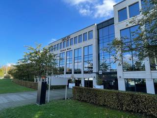 371 m² lichtrijke kantoren met zichbaarheid vanaf de Ring te Zellik.Fantastische bereikbaarheid dankzij de goede ligging vlak bij de R0 met een...