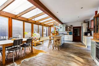 <p><u><strong>Mechelen: Uitzonderlijke woning met ruim magazijn en zeer veel potentieel</strong></u><br />Op een vlot bereikbare locatie vinden we deze bijzondere eigendom met een totale bewoonbare oppervlakte van 245 m². De woning wordt vandaag gebruikt als twee afzonderlijke wooneenheden, namelijk een gelijkvloerse woning en een ruime duplex, al is dit niet officieel als aparte appartementen ingedeeld. Dit biedt een waaier aan mogelijkheden voor wie op zoek is naar meergeneratiewonen, een combinatie van wonen en werken, of een interessante investeringsopportuniteit.</p>

<p>Achter de woning bevindt zich een indrukwekkend magazijn van ongeveer 200 m², verdeeld over twee verdiepen. Deze ruimte leent zich uitstekend voor opslag, atelier, hobbyruimte of een professionele activiteit. De woning zelf heeft nood aan een grondige opfrisbeurt, maar vormt daardoor een ideaal canvas om volledig naar eigen smaak te renoveren.</p>

<p>Naast de woning ligt een <strong>aanpalende bouwgrond</strong> die momenteel dienst doet als tuin. Deze kan bij aangekocht worden voor <strong>€160.000</strong>, wat bijkomende ontwikkelings- en uitbreidingsmogelijkheden creëert.</p>

<p>Kortom, een unieke eigendom met uitzonderlijk veel potentieel, geschikt voor wie op zoek is naar ruimte, flexibiliteit en toekomstgerichte mogelijkheden.<br /><br /><u><strong>Indeling</strong></u><br />Gelijkvloers; inkomhal - slaapkamer - woonkamer - keuken- badkamer met toilet<br />Eerste verdieping: keuken - woonkamer - badkamer  - slaapkamer<br />Tweede verdieping: 2 ruime slaapkamers<br /><br /><u><strong>Troeven</strong></u></p>

<ul><li>Zeer veel potentieel zowel als eigen woonst, als ontwikkelingsopportuniteit</li><li>Ruim perceel</li><li>Uitzonderlijk groot magazijn </li></ul>
<br />