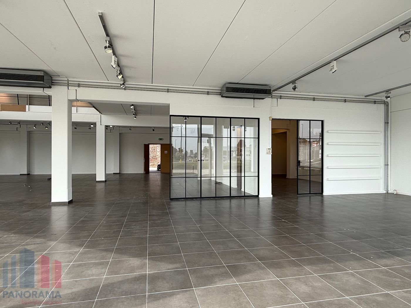 Bâtiment commercial polyvalent avec salle d'exposition, entrepôt et espace casco – À vendre à Sint-Pieters-Leeuw - photo 4