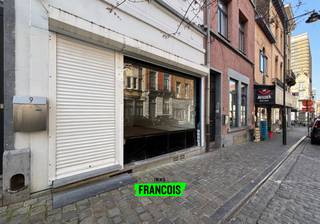 Gelegen in het hart van de Europese wijk, op een steenworp van de gegeerde Squares, bevindt zich deze charmante handelsruimte met tal...