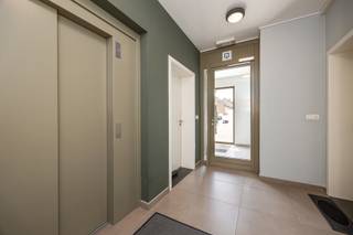 Op de eerste verdieping van residentie Gauwberg 3 te Boom bevindt zich dit verzorgd appartement met 2 slaapkamers, terras en balkon. Het gebouw dateert van 2009 en is voorzien van een lift.<br /><br />Het appartement omvat een inkomhal, woonkamer met toegang tot het westgerichte terras, keuken, nachthal, 2 slaapkamers, badkamer met bad en douche, en een praktische berging. Dankzij het gunstige EPC-label B geniet het appartement bovendien van een goede energieprestatie.<br /><br />De ligging in Boom is bijzonder praktisch, met winkels, openbaar vervoer, invalswegen en andere voorzieningen in de nabije omgeving. Dankzij de zeer goede verbinding bereik je vlot omliggende gemeenten en belangrijke verbindingsassen.<br /><br />Het appartement is momenteel verhuurd.<br /><br />Enkele troeven op een rij:<br />- Lift aanwezig<br />- Bouwjaar 2009<br />- Goed EPC: B-label<br />- Westgericht terras en balkon<br />- Praktische berging<br />- Zeer goede verbinding<br /><br />Graag een bezoek voor dit appartement? Plan jouw bezoek in via jarno@groepvanhaute.be of 0492 83 88 19.